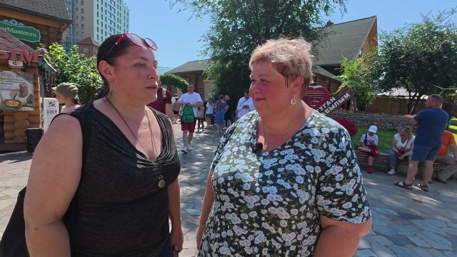 Приехали в Татарскую деревню. Муж купил красивые серёжки в память о Казани.