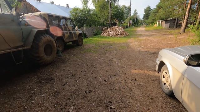 Пакистанцы курят в сторонке. Как местные мастера машины чинят. Подготовка вездехода к экспедиции.