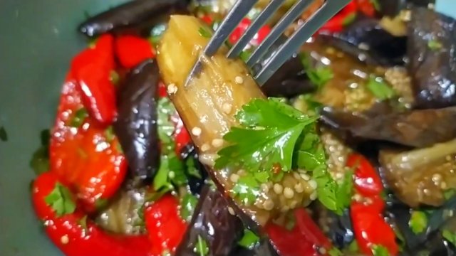 Салат из запеченного перца и баклажана