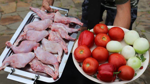 Топовое грузинское блюдо. Чахохбили из кролика в казане на костре