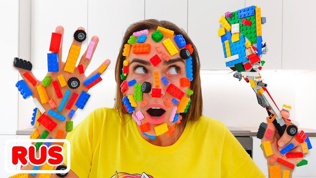 Влад и Ники. Игрушки облипили мамино лицо! Весёлое видео для детей.