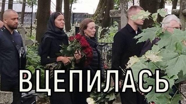 Не вставая с колен.  Юная жена Романа Старовойта не могла оторваться от могилы мужа.