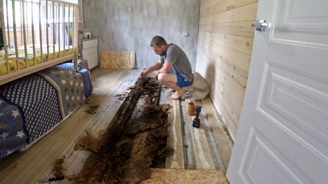 ПОЛ ГНИЕТ ВО ВСЕХ КОМНАТАХ. Как будем решать?  ЖИЗНЬ ПРОСТЫХ ЛЮДЕЙ В ЛЕСНОЙ ДЕРЕВНЕ