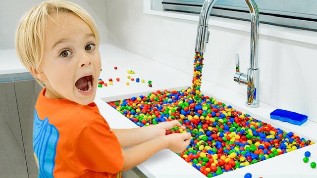 Влад и Ники. Крис играет с игрушками и Волшебным краном! Видео для детей.
