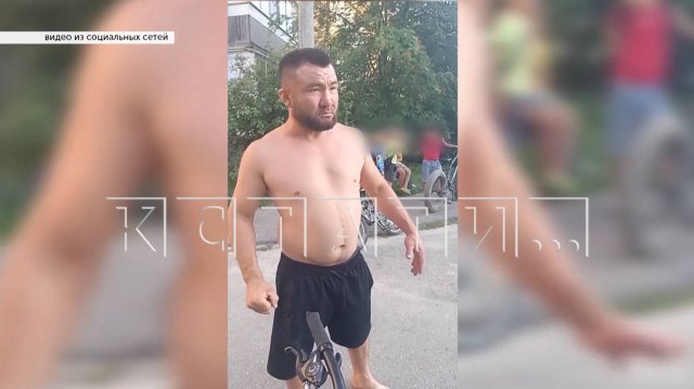 Жители Бора задержали мигранта, который в неадекватном виде домогался детей