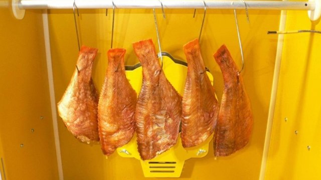 Морской окунь горячего копчения в городе на балконе