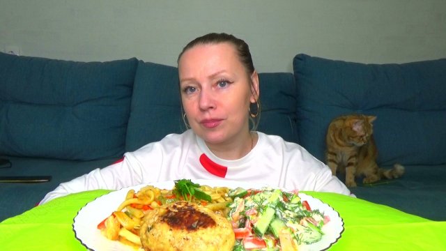 Мукбанг макароны с овощами, котлетка куриная, салат овощной. Еда на камеру.