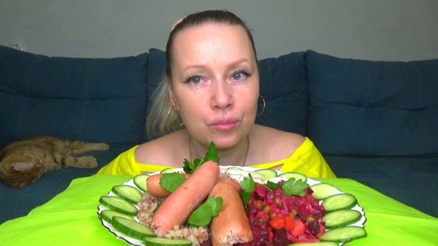 Мукбанг гречка с сосисками, винегрет,овощи. еда на камеру.