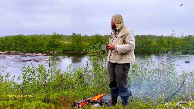 Как влюблённые в Реку кумжаков и щук таскают. Мишки близко! Кольский июль 2025