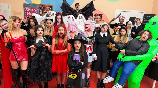 ХЭЛЛОУИН В КАМПУСЕ! ПОДРОСТКИ ГОТОВЯТСЯ К СТРАШНОЙ НОЧИ! ДЕВОЧКА МУН НЕОБЫЧНЫЙ ПОДРОСТОК