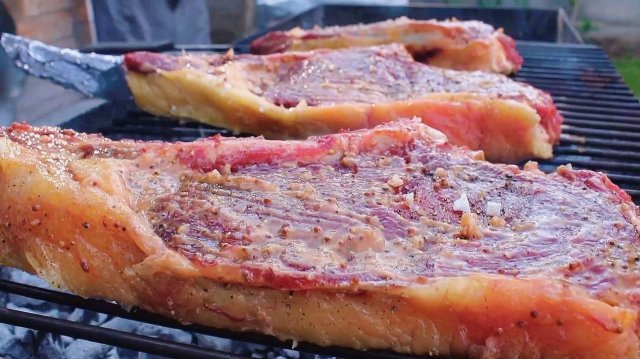 Как вкусно и сочно замариновать говядину для жарки на мангале