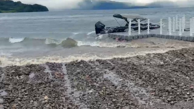 На Камчатке после землетрясения озеро ушло от берега