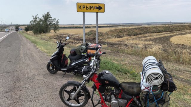 На мопедах на море!