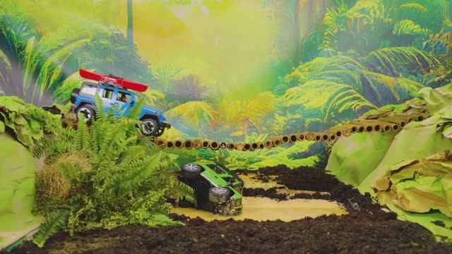 Самосвал и экскаватор-погрузчик играют — весёлые игрушечные строительные машины для детей 🚛