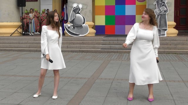 На концертах у ДК Горького . " Трава у дома "