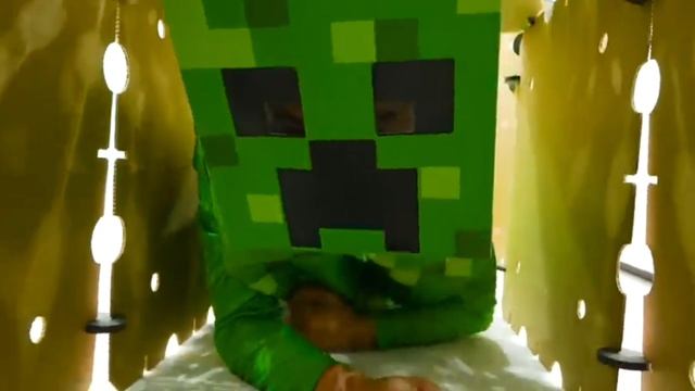 Влад и Ники - Гигантский лабиринт челлендж для детей!