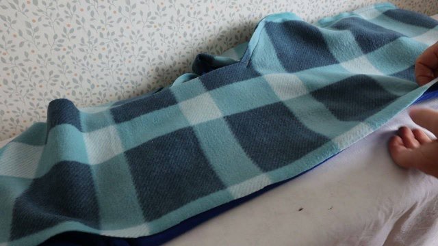 Нашла в шкафу старый палантин и сразу же его разрезала. Покажу, какую красоту из него смастерила