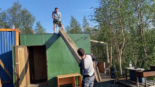 Норильск/ Работаем на даче/ Теплый день.