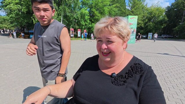Абдугани присматривает за нами. Сегодня день ВДВ в парке Маяковского.