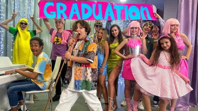 ВЫПУСКНОЙ В КАМПУСЕ 🤯 ВЕЧЕРИНКА ДЛЯ ПАР! КАМИЛЬ УСТРОИЛ СЮРПРИЗ ДЛЯ ДЕВОЧЕК