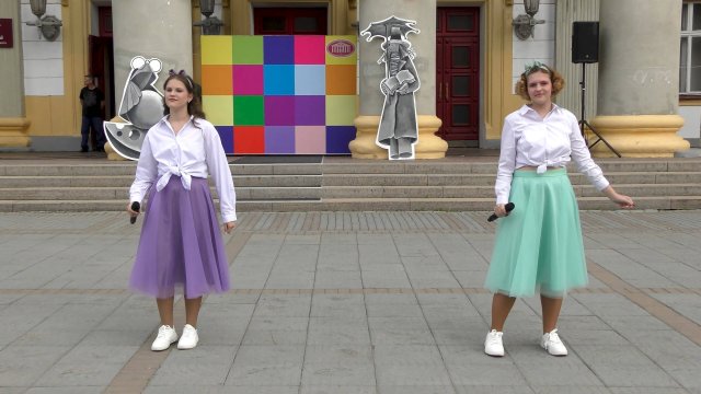 На концертах у ДК Горького " Целой вселенной мало"