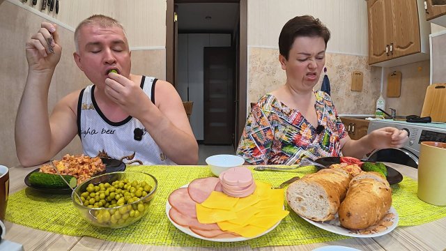 Мукбанг хочу начать ЭКОНОМИТЬ на Воване! Решила перестать его КОРМИТЬ, БЕСИТ! Семейный обед в России