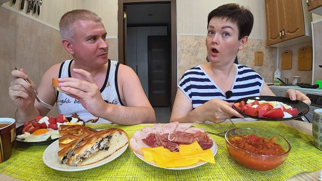 Мукбанг Вован НЕ ОЦЕНИЛ моих стараний! Предложила РАССТАТЬСЯ! Обсуждаем дела! Семейный обед в России