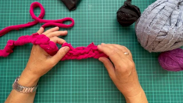 Плетём коврик руками без крючка. Утилизация старой одежды.