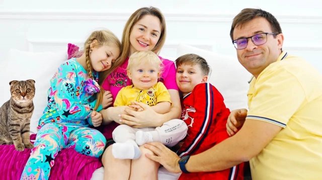 Диана и Рома в истории о трудолюбивой маме