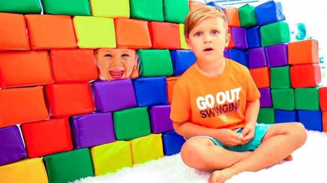 Диана и Рома играют с игрушечными кубиками