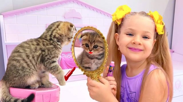 Диана и Рома играют с котятами