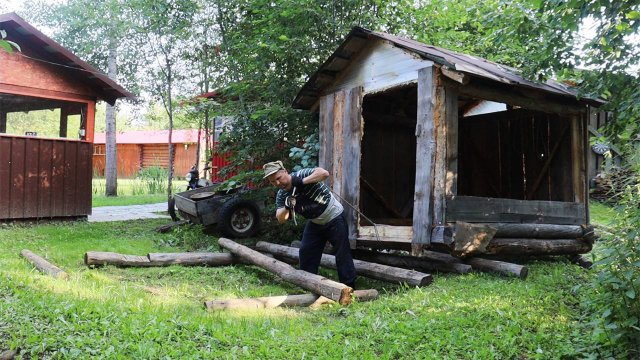 Тащу целый дом из леса!