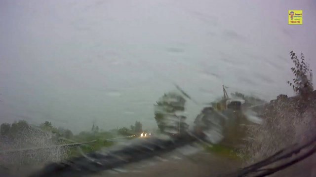 Попал под сильный ливень за рулём