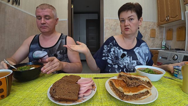Мукбанг Вован опять ВОРЧИТ на меня! Даю ему ценные УКАЗАНИЮ на всякий случай! Семейный обед в России