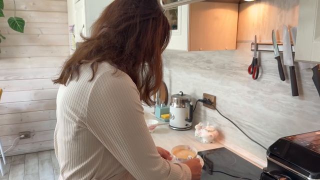 РЫСИ СПАСАЮТСЯ ПОД ДУШЕМ ОТ ЖАРЫ / Приручаю котят гибридов / Обзор кофемашины KaringBee