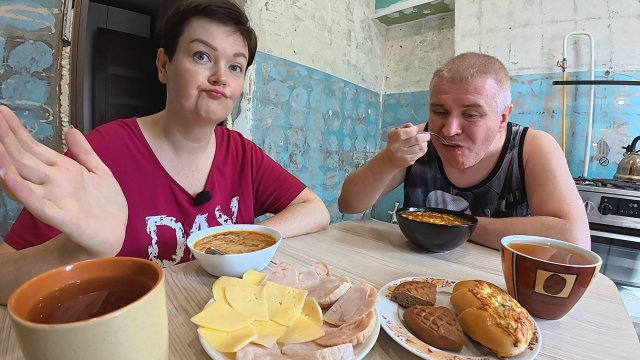 Мукбанг ЛОПАЕМ с Вованом как в ПОСЛЕДНИЙ РАЗ, я НЕРВНИЧАЮ, Вован БЕСИТСЯ) Семейный обед в Ремонте