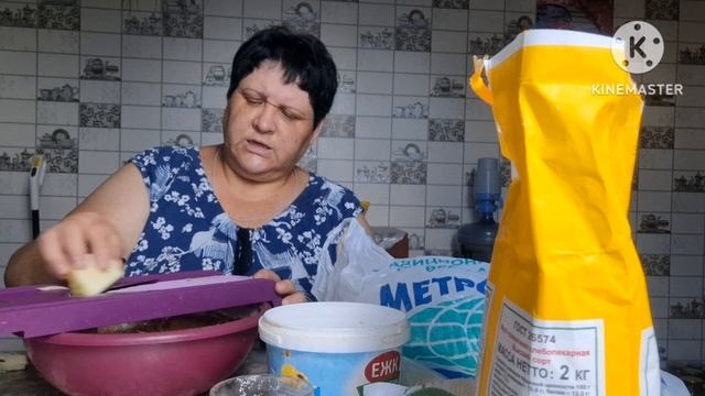 вкусные оладьи и пирог.