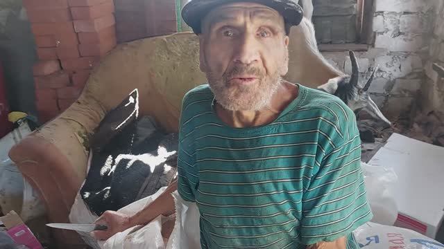 Деду Матвею помогаю по хозяйству.