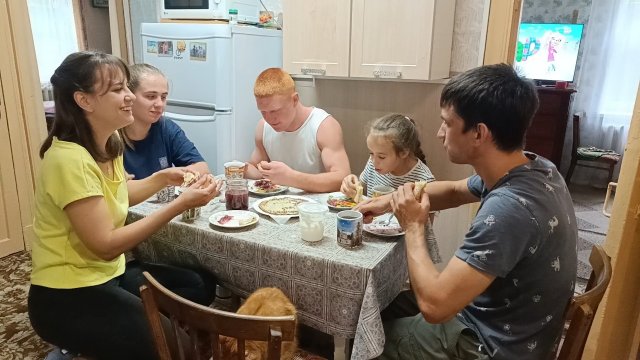 "Жизнь на пенсии".. Занималась томатным соком.)) Блинчики по заказу внучат.