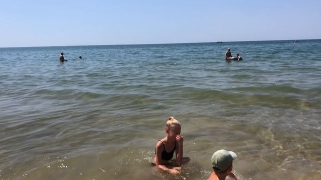 Купаемся в море в Витязево. Мазута нет.