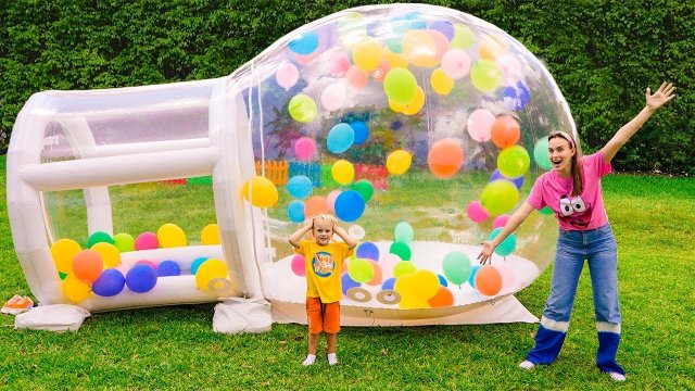 Влад и Ники. Крис и мама строят надувной игровой домик! Весёлое видео для детей!