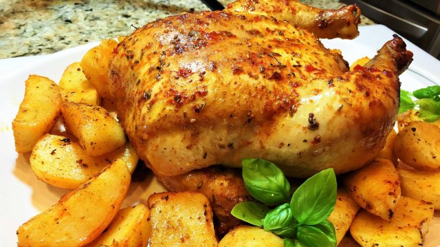 Целый картофель с курицей.