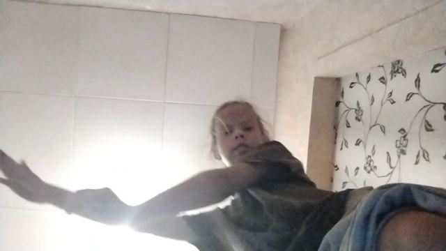 Танцую под мамину песню (отрывок)💃 Но плохо слышно...🤥  👩🏻Маша иКкристинка👧🏼