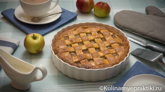 Яблочный пирог с карамельными яблоками и корицей на песочном тесте