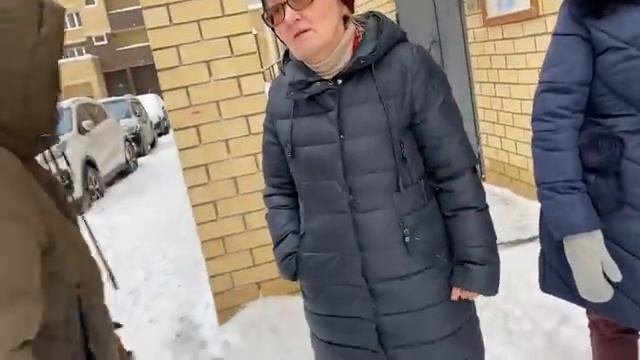 ТОЛПА БЕЗУМНЫХ СТАРУХ против ШКОЛЬНИКОВ!