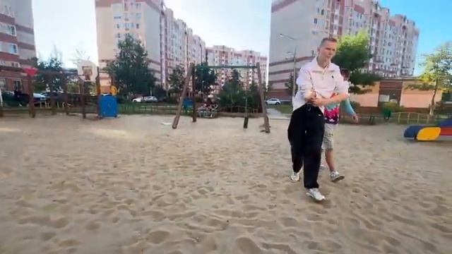Проучил ЗЛЫХ ШКОЛЬНИКОВ, которые ИЗДЕВАЛИСЬ над БОМЖОМ!