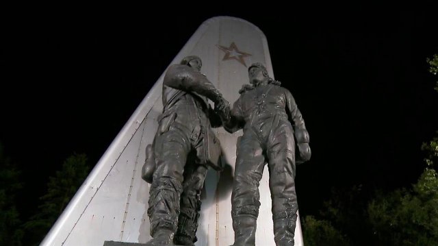 Владимир Путин в Магадане возложил цветы к мемориалу летчикам СССР и США