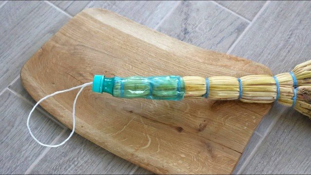 Надеваю бутылку на веник и ещё 15 годных идей, которые экономят мне время и деньги