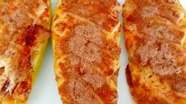 Молодые кабачки, запечённые в духовке, с хрустящей и ароматной корочкой.