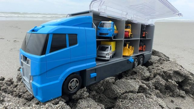 Ищем машинки вместе с автовозом на пляже